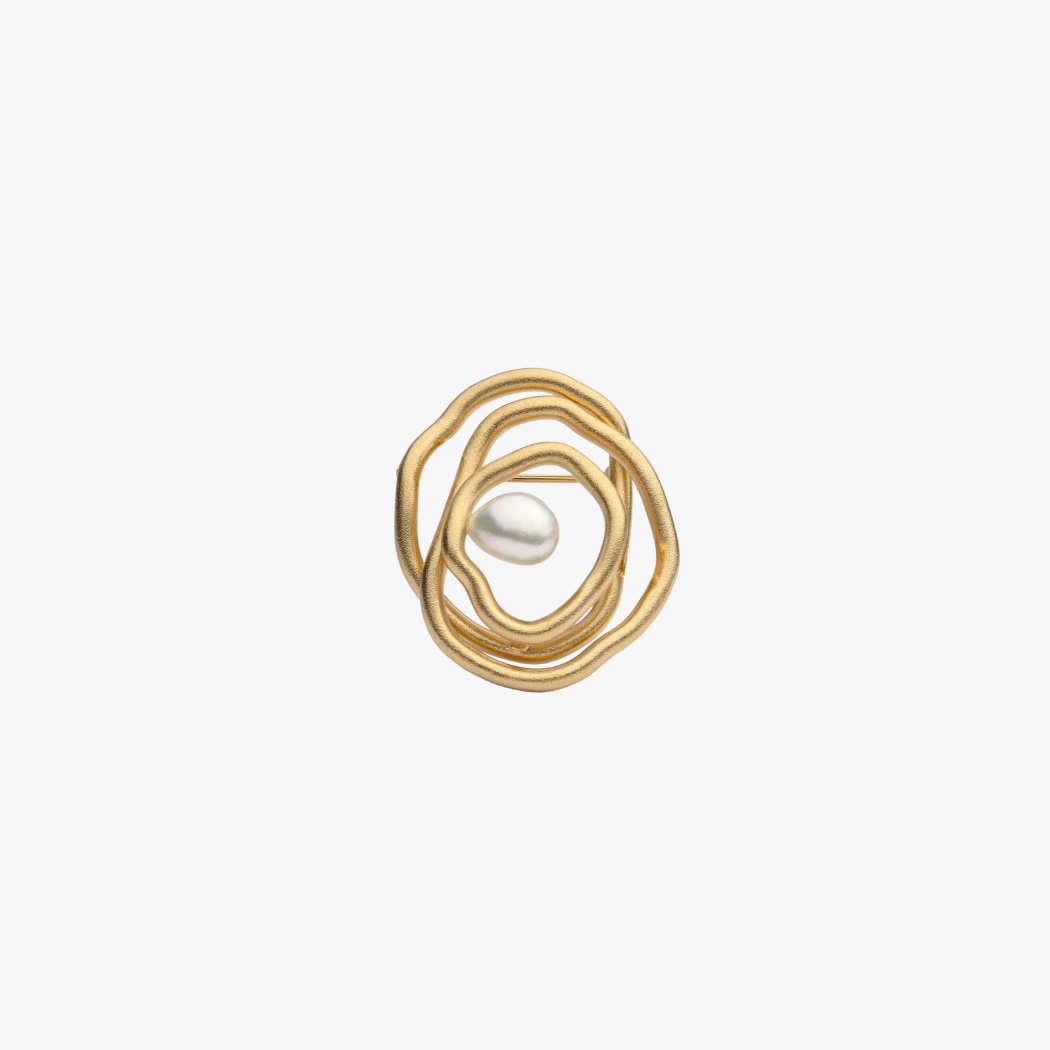 18k yellow gold vermeil brooch with south sea keshi pearl in a matte finish
