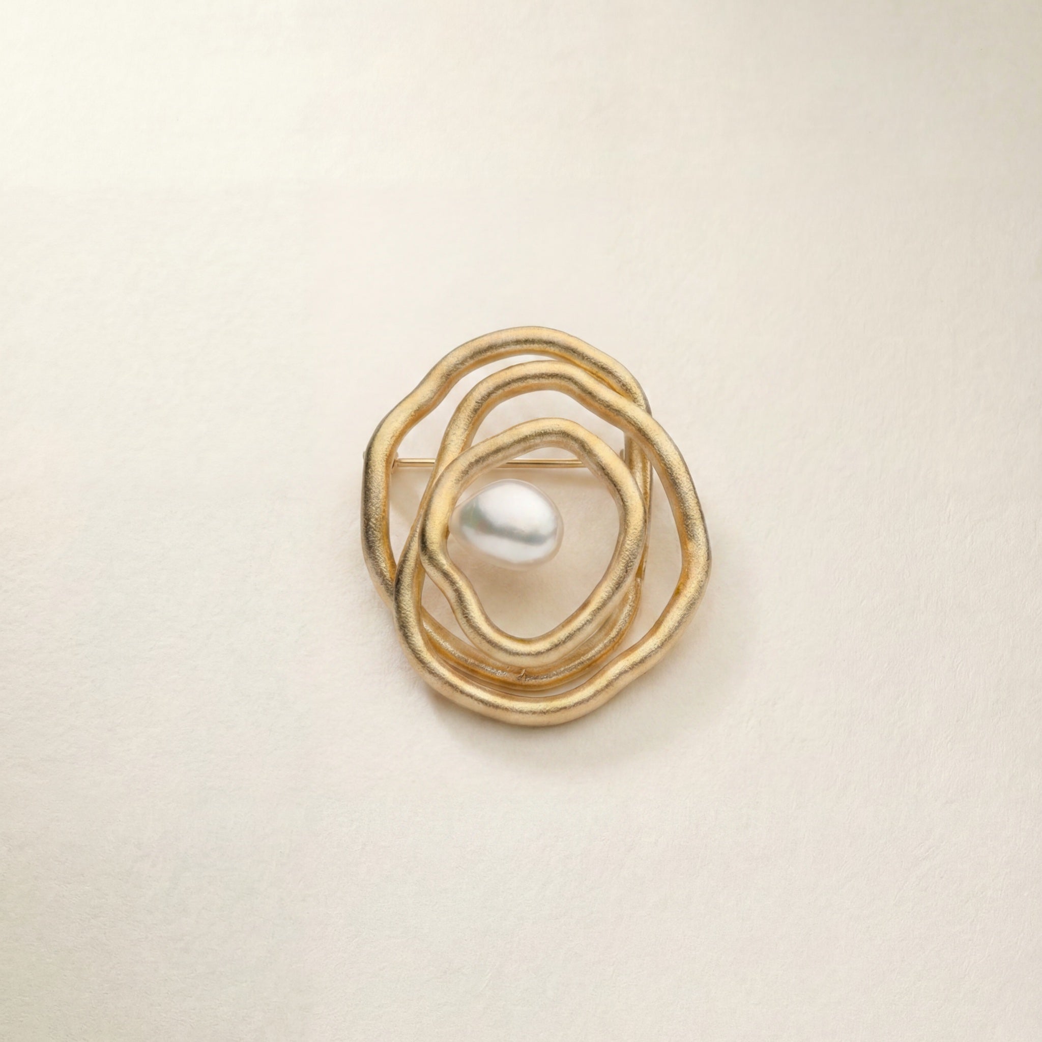 Celeste Brooch – Keshi South Sea pearl brooch in yellow gold, Autore Moda