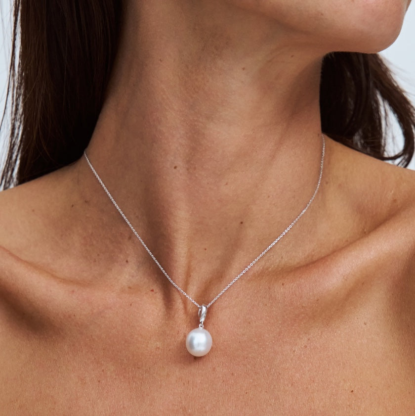 Form Necklace – South Sea pearl pendant on 9k gold chain, Autore Moda