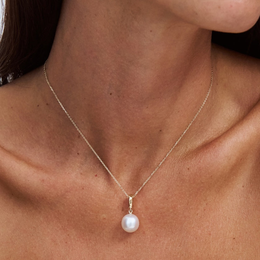 Form Necklace – South Sea pearl pendant on 9k gold chain, Autore Moda