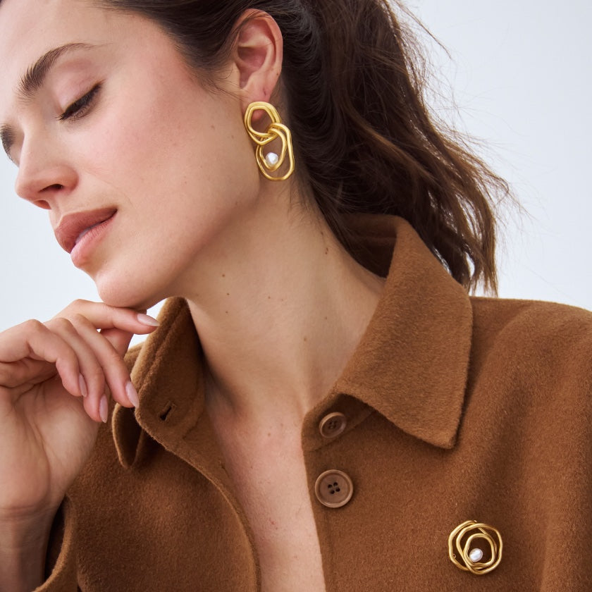 Celeste Brooch – Keshi South Sea pearl brooch in yellow gold, Autore Moda