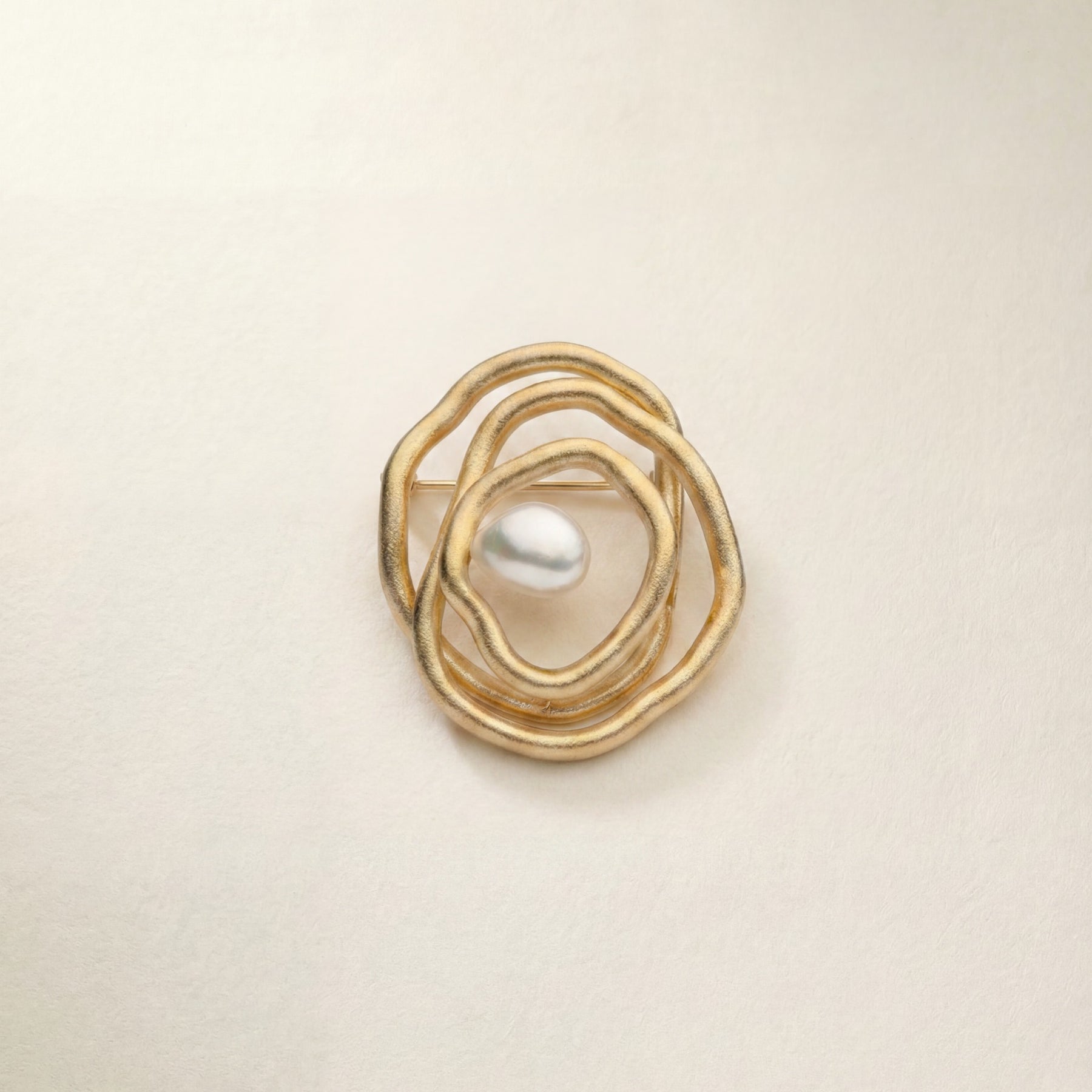 Celeste Brooch – Keshi South Sea pearl brooch in yellow gold, Autore Moda