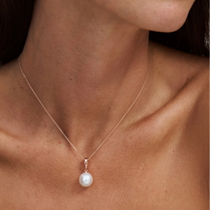 Form Necklace – South Sea pearl pendant on 9k gold chain, Autore Moda