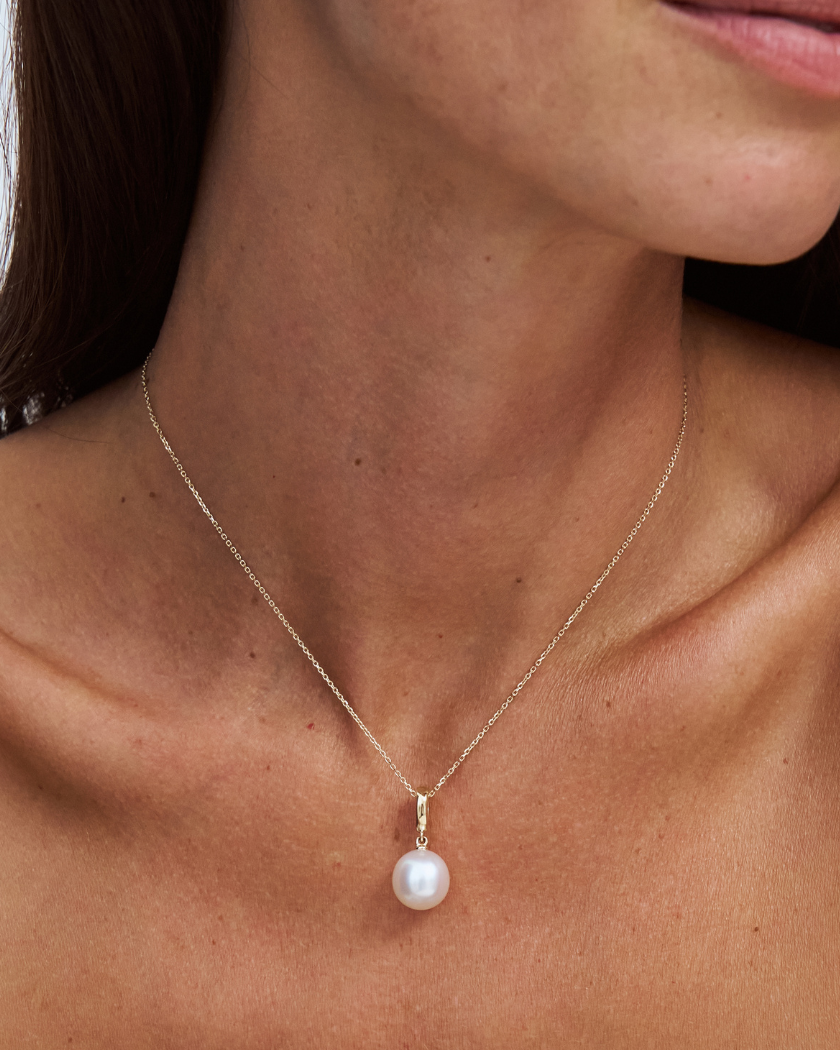 south sea pearl on a fine 9k solid gold chain with a removable pendant on a model with a plain background 