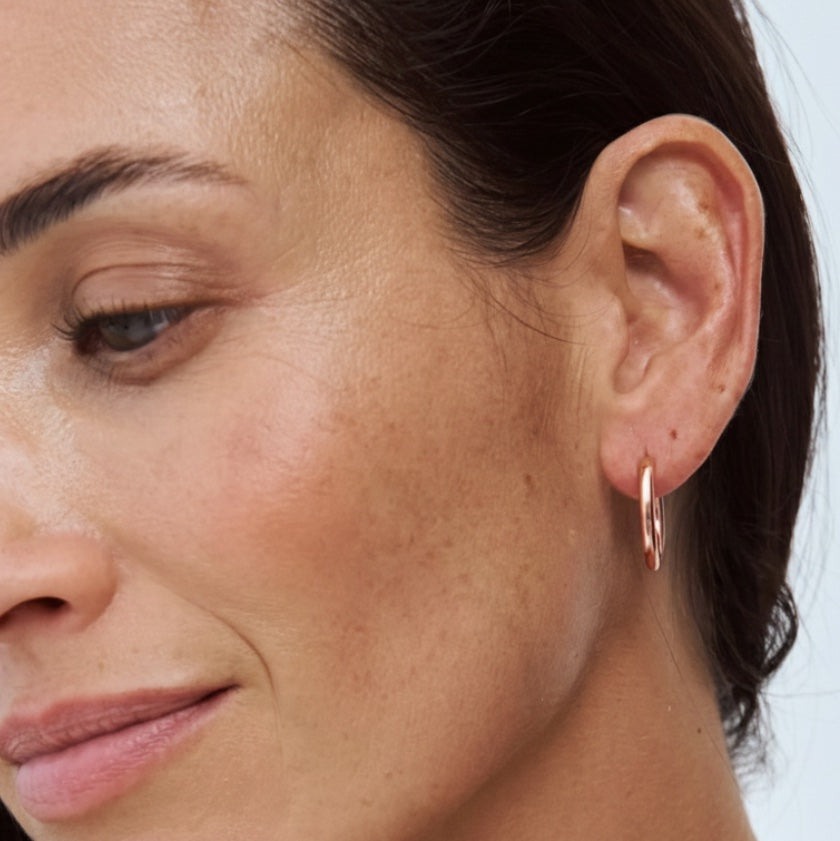 Form Huggies in rose gold worn on model – huggie earrings, Autore Moda