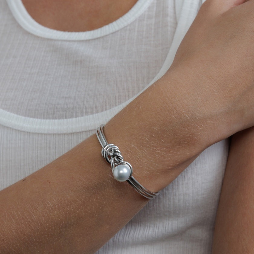 Melanie Bangle – South Sea pearl bangle, Autore Moda