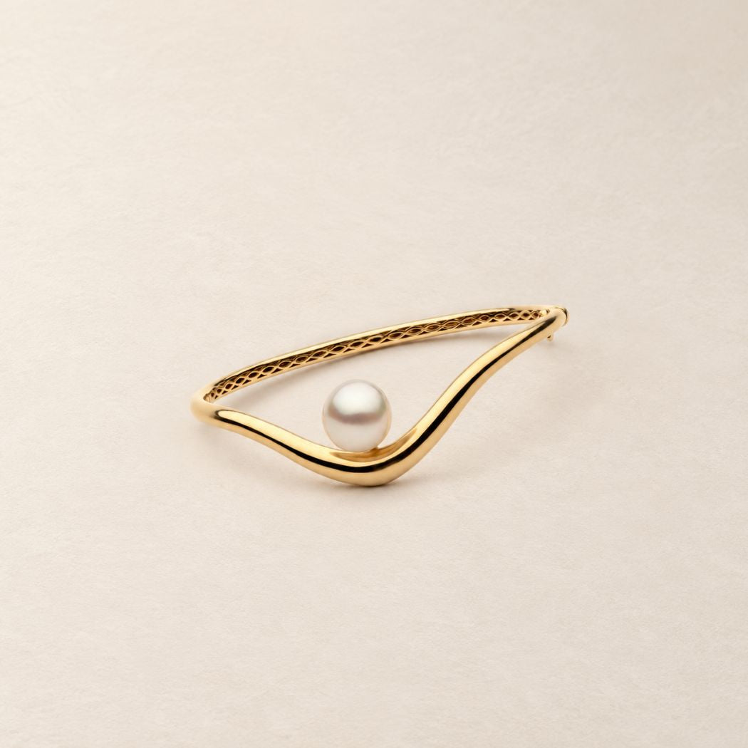 9k Yellow Gold bangle with round south sea pearl