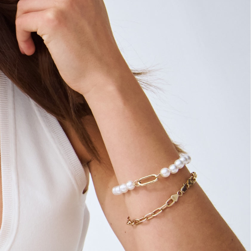 South Sea Round Pearl Bracelet worn on model – 9k gold South Sea pearl bracelet, Autore Moda